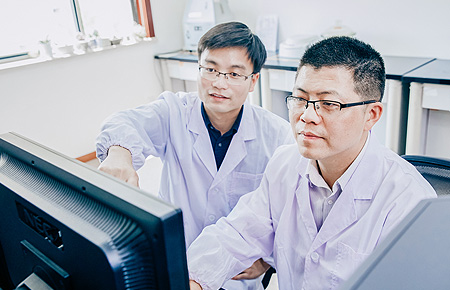 致力于为全球客户提供全方位系统解决计划，，，成为他们最值得信任的相助同伴。。。